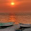 Barques sur la plage d'Etretat au coucher du soleil
