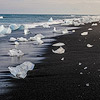 icebergs du Jokulsarlon &eacute;chou&eacute;s sur la plage de diamants