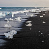 icebergs du Jokulsarlon rejetés sur la plage de sable noir