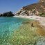 Plage de galets dans une crique aux eaux turquoises pres d'Agali - Folegandros