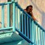 Vieille femme en noir au balcon - Milos