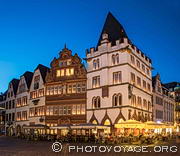 Voici Hauptmarkt, la Place du Marché, autour de laquelle la ville de Trier 
(Trèves) s'est développée depuis le Moyen-Âge.