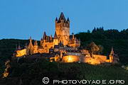 Reichsburg à l'heure bleue. Le château de Cochem domine la vallée 
de la Moselle et ses vignes.