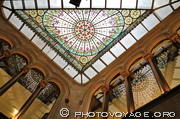 Magnifique verrière moderniste aux motifs floraux qui décore l'escalier 
qui mène à l'étage noble de la Casa Vidua Marfa - Passeig 
de Gracia 66