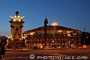 La fontaine monumentale de Plaça d'Espana et les anciennes arènes 
transformées en centre commercial Las Arenas à l'heure bleue.