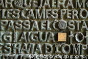 Détail de la porte en bronze de la façade de la Passion à 
la Sagrada Familia. La grille dorée est un carré magique de 4 sur 
4. Quelque soit la colonne ou la rangée considérée, l'addition 
des chiffres donne le résultat 33, âge du Christ à sa mort.
