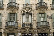 La Casa Calvet est le premier immeuble de Gaudi. Il s'inspira du baroque catalan. 
La façade en pierre est agrémentée de balcons en fer forgé, 
d'une tribune et de nombreux détails sculptés plein de symboles 
et de références à son propriétaire, Pere Martir Calvet, 
un riche industriel du textile.