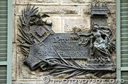 Une plaque sur la façade de la Casa Calvet atteste que le bâtiment obtint en 1900 le prix du meilleur édifice artistique de la ville. Belle 
récompense décerné par le conseil municipal de Barcelone 
pour le premier immeuble de logement réalisé par Gaudi.