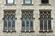 Visibles depuis l'extérieur de la Casa Pascual i Pons, on peut admirer les vitraux sertis au plomb qui représentent des personnages médiévaux.