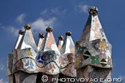 Revêtement en céramique et en verre peint des cheminées de 
la Casa Batllo. Gaudi avait le don de transformer de simples cheminées en éléments sculpturaux décoratifs.