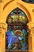 Vitrail dessiné par Gaudi représentant un ange à genoux - 
Crypte de la Sagrada Familia