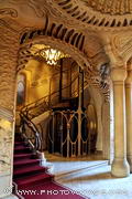 Incroyable décoration moderniste de la cage d'escalier et d'ascenseur de 
la Casa Sayrach. On se croirait dans les entrailles d'un monstre.