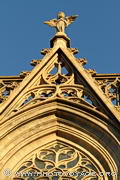 Bien que terminée au XIXe siècle, la façade de la cathédrale 
située au coeur du Barri Gotic est une véritable dentelle de pierre 
de style gothique flamboyant.