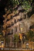 La Pedrera est un immeuble situé à l'angle du Passeig de Gracia 
et de la carrer de Provença. Issue de l'imagination fertile de Gaudi, elle 
ressemble à une immense falaise ondulée.