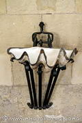 Les bénitiers de la Sagrada Familia sont de véritables coquillages 
posés sur un support en fer forgé.