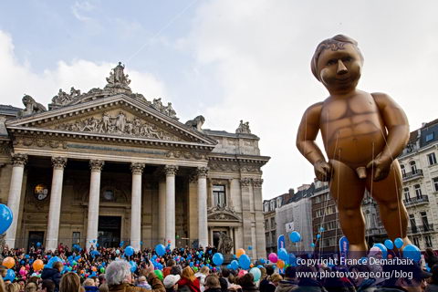 Ballon Manneken Pis devant la Bourse