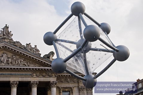 Ballon Atomium devant la Bourse