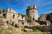 Situées au sud de Lannion, les ruines du château fort de Tonquédec 
dominent la vallée du Léguer. Il s'agit d'un des vestiges les plus 
imposants de la Bretagne médiévale et féodale. Sa construction par la famille de Coëtmen commence au XIIe siècle. Il sera plusieurs fois rasé et reconstruit au cours du Moyen-Âge.