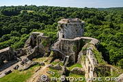 Ruines du château de Tonquédec 
dominant la vallée du Léguer. Au Moyen Âge, il n'y avait pas autant d'arbres et la position dominante 
  du château permettait de surveiller les alentours. Côtes-d'Armor.