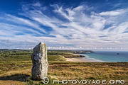 Le menhir de Lostmarc'h sur la presqu'île de Crozon dans le Finistère domine la mer d'Iroise. On distingue à l'arrière plan, la plage de Lostmarch, la plage de la Palue et à l'horizon le cap de la Chèvre.