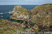 Le fameux rocher de Morgane et plus loin le rocher de Merlin sont caractéristiques de la pointe du Van, promontoire rocheux situé à l'ouest du Cap Sizun dans le Finistère.