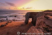 Coucher de soleil sur l'arche de la plage de Port Blanc et sur la pointe du Percho. Côte Sauvage de la presqu'&icirc;le de Quiberon.