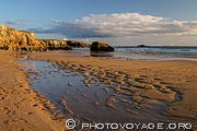 Mar&eacute;e basse sur la plage de Port Blanc au coucher du soleil - C&ocirc;te Sauvage sur la presqu'&icirc;le de Quiberon.