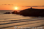 La pointe du Percho au soleil couchant. Cette pointe rocheuse est situ&eacute;e au nord de la c&ocirc;te sauvage sur la presqu'&icirc;le de Quiberon.