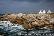 Les rochers de Saint Gu&eacute;nol&eacute; pr&egrave;s de la pointe de Penmarc'h sont &eacute;rod&eacute;s par les vagues et les embruns qui fouettent la c&ocirc;te par gros temps.