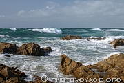 Quand la mer se d&eacute;cha&icirc;ne, d'&eacute;normes vagues d&eacute;ferlent 
sur la pointe de la Torche.