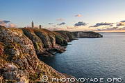 Les falaises de schiste et de gr&egrave;s rose du cap Fr&eacute;hel dominent la mer de plus de 70 m&egrave;tres. Au coucher du soleil, les couleurs de la roche ressortent encore plus.