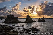 Coucher de soleil sur les rochers de granit rose de Porz Scaff, commune de Plougrescant dans les C&ocirc;tes-d'Armor.