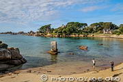 L'anse Saint-Guirec de Ploumanac'h est envahie par la mer deux fois par jour. La mar&eacute;e haute engloutit la plage et cerne l'oratoire de Saint Guirec &eacute;rig&eacute; sur un rocher.