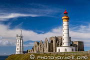 Phare de la pointe Saint Mathieu, s&eacute;maphore et ruines d'une abbaye dominant la mer d'Iroise du haut de la falaise.