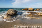 La plage de Boutrouilles est parsemée de rochers épars qui font le charme des plages de Kerlouan.