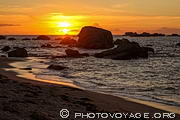 Coucher de soleil sur les r&eacute;cifs de Kerlouan. Ces rochers provoqu&egrave;rent 
bien des naufrages jusqu'&agrave; la construction du phare de Pontusval.