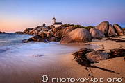 Coucher de soleil sur le phare de Pontusval depuis la plage de Brignogan.