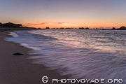 La plage du Phare de Brignogan au cr&eacute;puscule. On aper&ccedil;oit &agrave;   l'horizon les rochers qui caus&egrave;rent bien des naufrages sur la c&ocirc;te de Kerlouan. L'abondance des rochers en mer, qui forment de nombreux &eacute;cueils, rend cette c&ocirc;te particuli&egrave;rement dangereuse &agrave; la navigation.