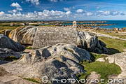 La maison des douaniers de Meneham se dissimule parfaitement dans son environnement 
granitique. Cet ancien poste de guet con&ccedil;u par Vauban servait &agrave; 
surveiller le littoral et prot&eacute;ger la r&eacute;gion de Kerlouan des raids 
anglais.