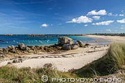 La plage de M&eacute;n&eacute;ham &agrave; Kerlouan se compose d'un petit port et d'une longue bande de sable fin blanc de pr&egrave;s de trois kilom&egrave;tres de long. Sur la partie gauche, on trouve de nombreux rochers et du c&ocirc;t&eacute; droit, une longue plage bord&eacute;e de dunes.