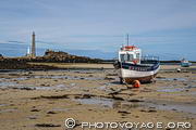 La pointe de Castel Ac'h (ou Kastell Ac'h) &agrave; Lillia offre le meilleur point de vue sur le phare de l'&Icirc;le Vierge dans le Pays des Abers. A mar&eacute;e basse, on peut pratiquer la p&ecirc;che &agrave; pied, explorer les &icirc;lots et approcher les bateaux &eacute;chou&eacute;s.