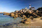 Le phare de Pontusval a &eacute;t&eacute; &eacute;rig&eacute; en 1869 sur les rochers de la pointe de Beg-Pol &agrave; Brignogan pour &eacute;viter les trop nombreux naufrages sur la c&ocirc;te de Kerlouan.