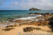 Vue sur l'Île Louët depuis la plage de Tahiti, une des plages de Carantec dans baie de Morlaix - Finist&egrave;re