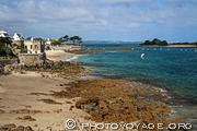 Plage de Pors Pol et Gr&egrave;ve Blanche situ&eacute;es &agrave; Carantec face &agrave; l'&icirc;le Callot.