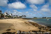 La plage de la Gr&egrave;ve Blanche &agrave; Carantec s'&eacute;tale au pied des maisons de la pointe situ&eacute;e en face de l'&icirc;le Callot.