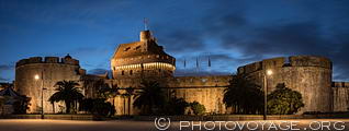 Vue panoramique des remparts de Saint Malo et du chateau de Anne de Bretagne &agrave; l'heure bleue.