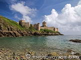 Le château de la Roche Goyon construit sur une pointe rocheuse est plus connu sous le nom de Fort La Latte.