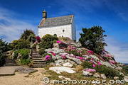 La chapelle Sainte Barbe de Roscoff est perch&eacute;e sur un promontoire fleuri 
qui domine la ville.
