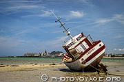 Bateau &eacute;chou&eacute; &agrave; mar&eacute;e basse dans l'anse de Laber &agrave; Roscoff