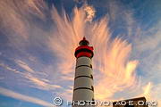 Nuage rose de type cirrus au dessus du phare de la pointe Saint Mathieu